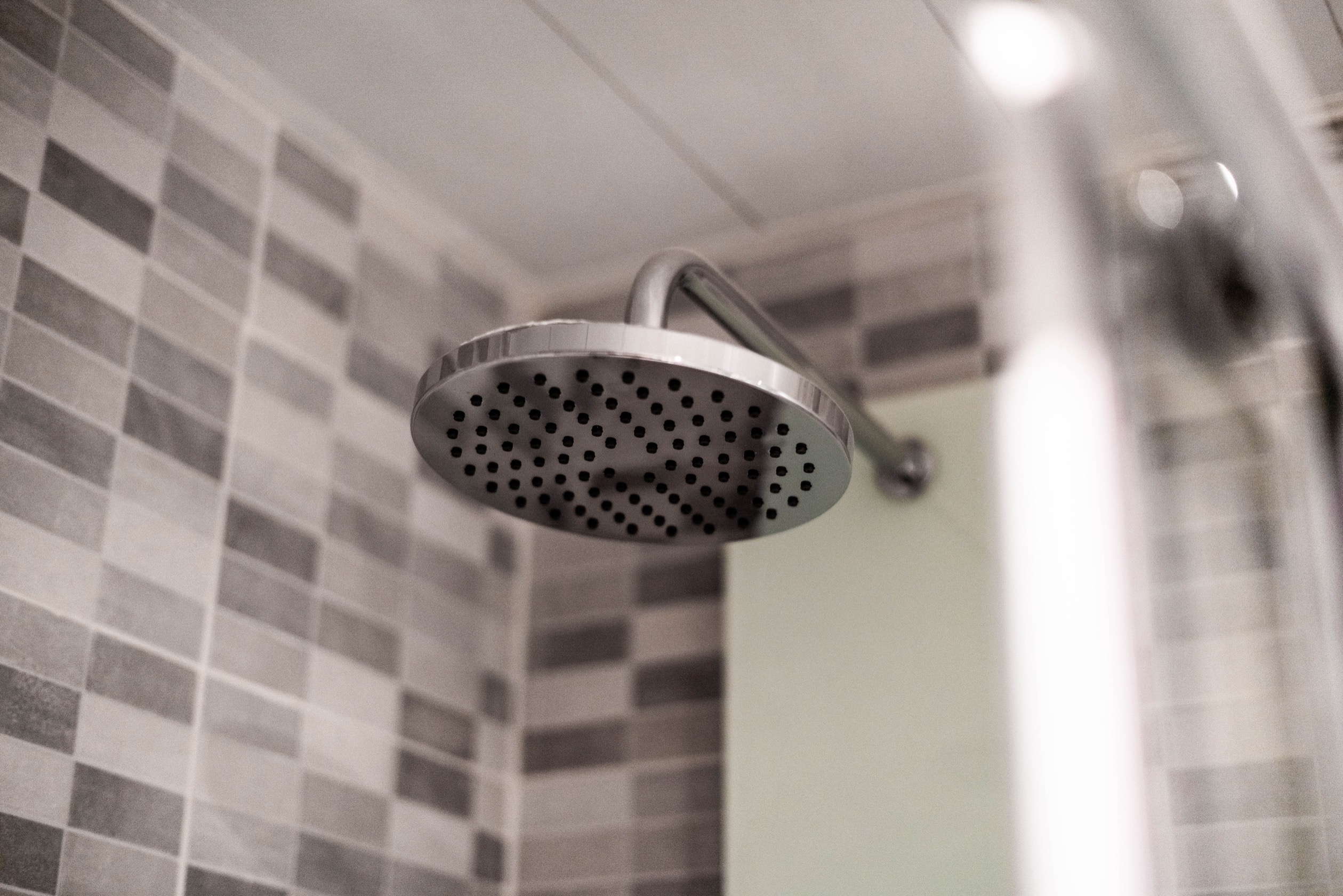 thickening shampoo (unsplash)